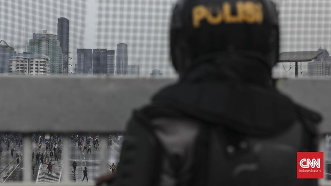 AJI mencatat 10 kasus kekerasan aparat terhadap jurnalis dalam sepekan terakhir. Enam kasus di antaranya terjadi ketika jurnalis merekam aksi brutal aparat.