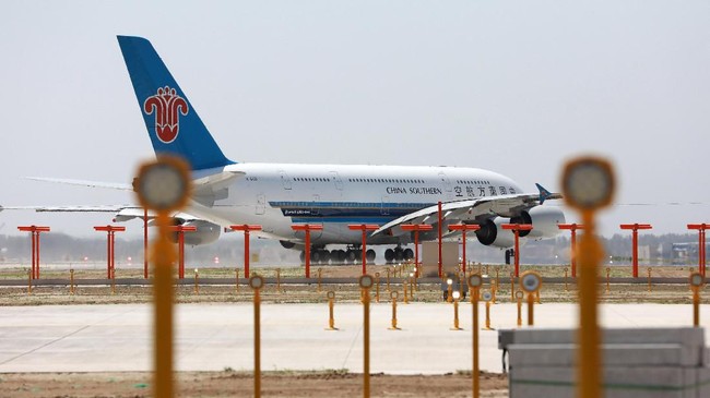 A China Southern Airlines Airbus A380 taxis at the new Beijing Daxing International Airport in Beijing on May 13, 2019. - The new airport, which is expected to go into operation in September, conducted its first flight tests with passenger aircraft on May 13. Aircraft from Air China, China Southern Airlines, China Eastern Airlines and Xiamen Airlines took part in the test. (Photo by STR / AFP) / China OUT