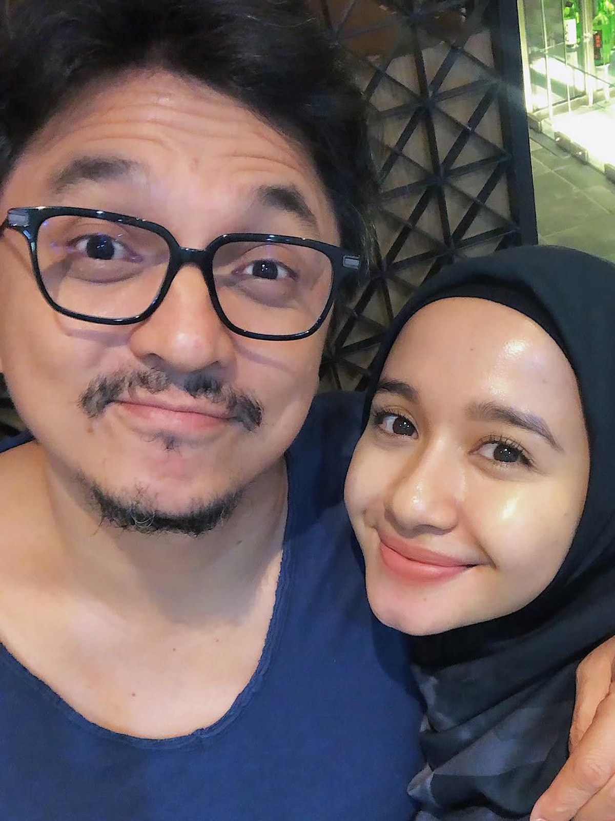 Kehidupan pernikahan antara Laudya Cynthia Bella dan suami&comma; Engku Emran diterpa isu tak sedap&period; Ini potret kemesraan pasangan beda negara ini&period;