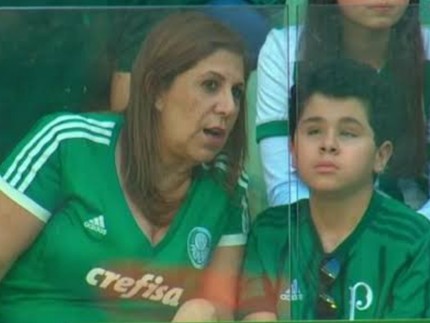 Mengharukan, Viral Ibu Jadi 'Mata' Anaknya yang Buta Nonton Bola