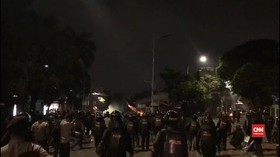 VIDEO: Bentrok Polisi dan Massa di Palmerah