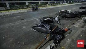 Kerangka Motor Terbakar Masih Teronggok di Sekitar DPR