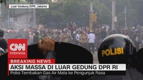 VIDEO: Ricuh! Massa Lempar Batu, Polisi Tembakan Gas Air Mata