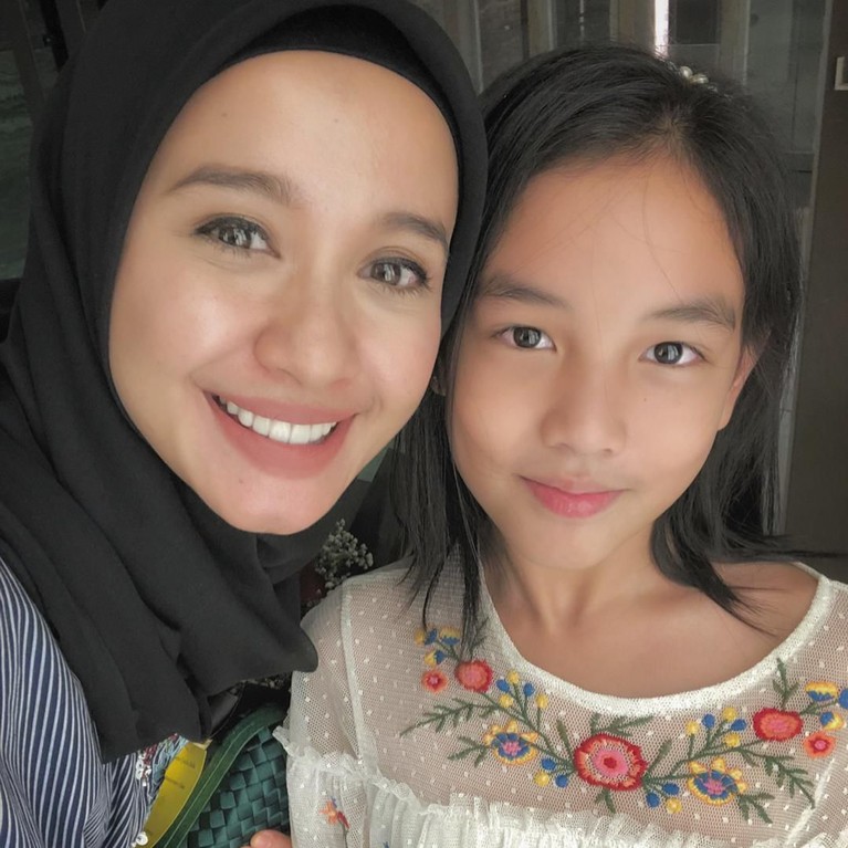 6 Potret Keakraban Laudya Cynthia Bella dengan Putri Sambungnya Memutuskan menikah dengan Engku Emran, Laudya Cynthia Bella terlihat sangat dekat dengan putri satu-satunya Emran, Aleesya.
