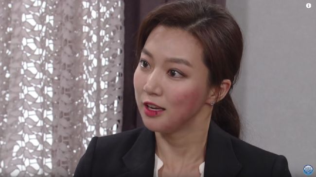 Nonton drama Korea 'Left-Handed Wife' episode 4 live streaming di Trans TV yang tayang pada Kamis (3/10) dan bisa disaksikan melalui CNNIndonesia.com di sini.