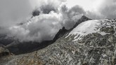 FOTO: Meneliti Gletser Terakhir di Venezuela Ilmuwan mempelajari perubahan suhu dan kehidupan di gletser Humboldt, Venezuela.