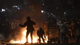 FOTO: Bentrokan Masih Berlangsung di Palmerah Palmerah adalah salah satu titik bentrok demonstran, tak hanya mahasiswa bentrokan ini juga melibatkan warga dan pelajar.