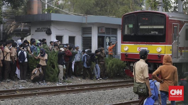 Massa menggunakan batu di sekitar rel kereta api untuk melempari aparat keamanan. Lemparan batu itu dibalas dengan