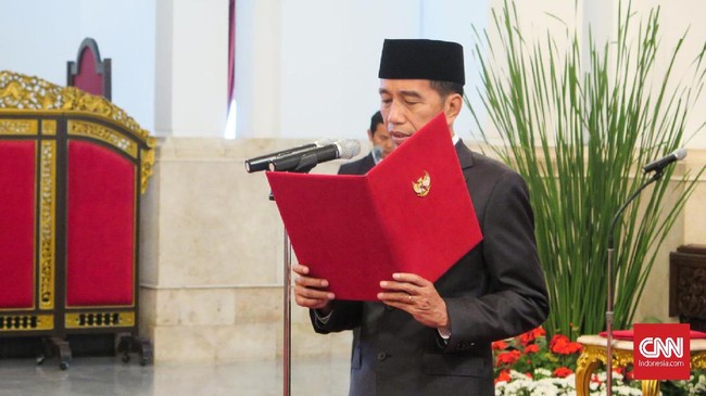 Jokowi resmi melantik Hasan Nasbi sebagai Kepala Kantor Komunikasi Kepresidenan pada Senin (19/8) pagi ini di Istana Negara.