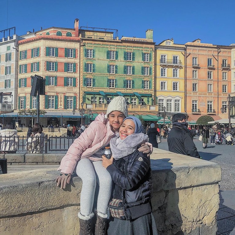 Memutuskan menikah dengan Engku Emran, Laudya Cynthia Bella terlihat sangat dekat dengan putri satu-satunya Emran, Aleesya.
