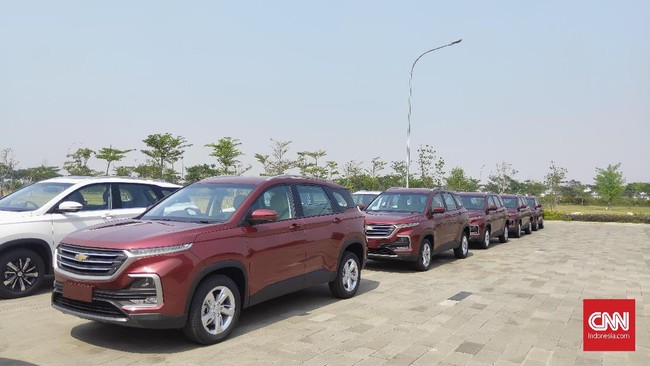 SGMW Motor Indonesia memproduksi Chevrolet Captiva, atau saudara kembar Wuling Almaz yang diproduksi di Cikarang. Captiva dipasok ke Thailand