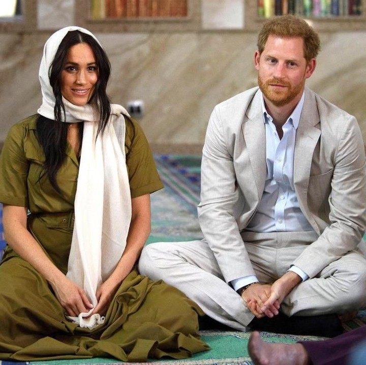 <p>Meghan enggak sendiri, kunjungannya ke salah satu masjid tertua di Afrika Selatan ditemani Pangeran Harry. (Foto: Getty Images)</p>