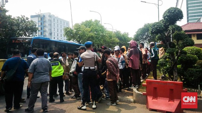 Pantauan CNNIndonesia.com, jumlah mereka sekitar 60 orang dan ada 4 alumni yang kemudian diperiksa terpisah oleh Polres Jakarta Barat.