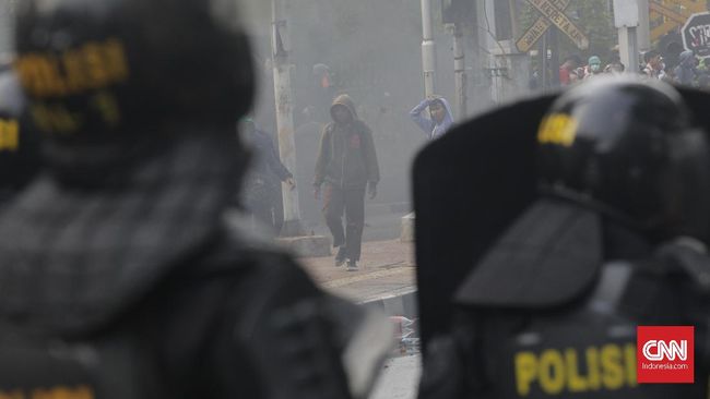 AJI: Kekerasan Polisi ke Jurnalis untuk Sembunyikan Kejahatan Aliansi Jurnalis Independen mengungkap pola kekerasan terhadap wartawan dilakukan ketika jurnalis sedang merekam kekerasan polisi terhadap massa.