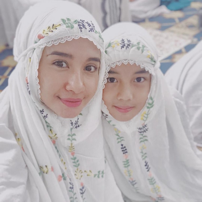 Memutuskan menikah dengan Engku Emran, Laudya Cynthia Bella terlihat sangat dekat dengan putri satu-satunya Emran, Aleesya.