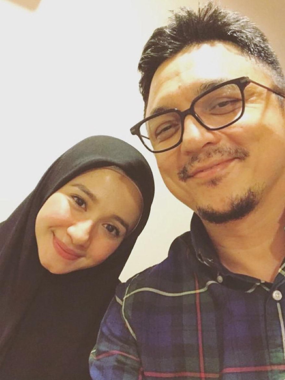 Kehidupan pernikahan antara Laudya Cynthia Bella dan suami&comma; Engku Emran diterpa isu tak sedap&period; Ini potret kemesraan pasangan beda negara ini&period;