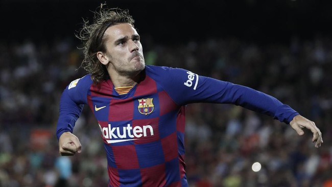 Barcelona's Antoine Griezmann celebrates after scoring the opening goal during the Spanish La Liga soccer match between FC Barcelona and Villarreal CF at the Camp Nou stadium in Barcelona, Spain, Tuesday, Sep. 24, 2019. (AP Photo/Joan Monfort)