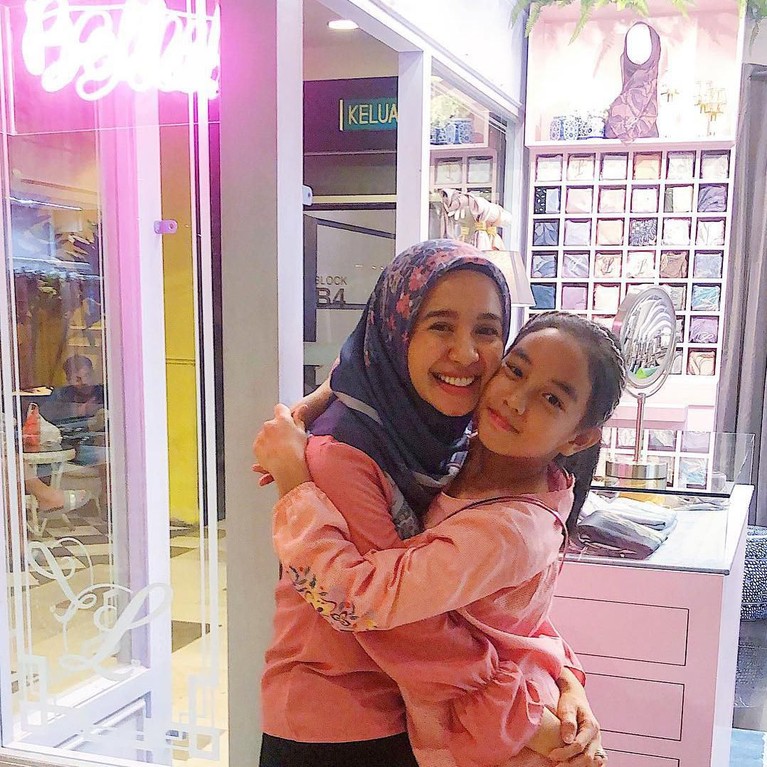 6 Potret Keakraban Laudya Cynthia Bella dengan Putri Sambungnya Memutuskan menikah dengan Engku Emran, Laudya Cynthia Bella terlihat sangat dekat dengan putri satu-satunya Emran, Aleesya.
