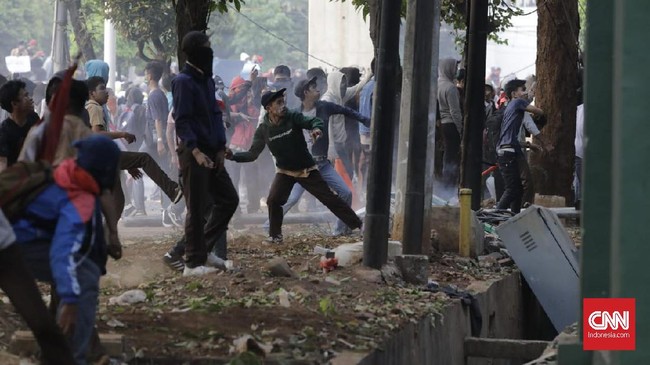 Polda Metro Jaya mengecualikan penerapan ganjil genap di dua ruas jalan akibat aksi unjuk rasa kembali terjadi di sekitar Gedung DPR/MPR, Rabu (25/9) sore ini.