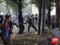 Massa Lempar Batu dan Bom Molotov ke Barikade Polisi