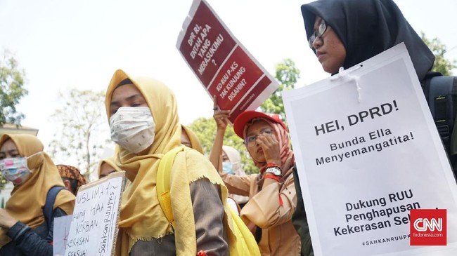 Dua isu bertolak belakang diangkat para perempuan yang melakukan demonstrasi RUU PKS di depan DPRD masing-masing di Bandung dan Palembang.