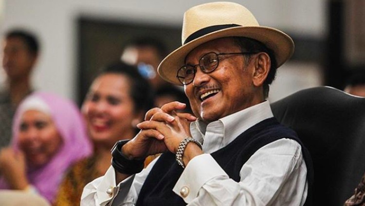 Go Ke Hong, Guru dan Mak Comblang Kisah Cinta Habibie-Ainun Saat SMA Siapa sangka di balik kisah cinta Ainun dan Habibie, ternyata ada sosok sang guru yang sudah 'meramal' hubungan mereka ke depannya. Simak cerita selengkapnya!