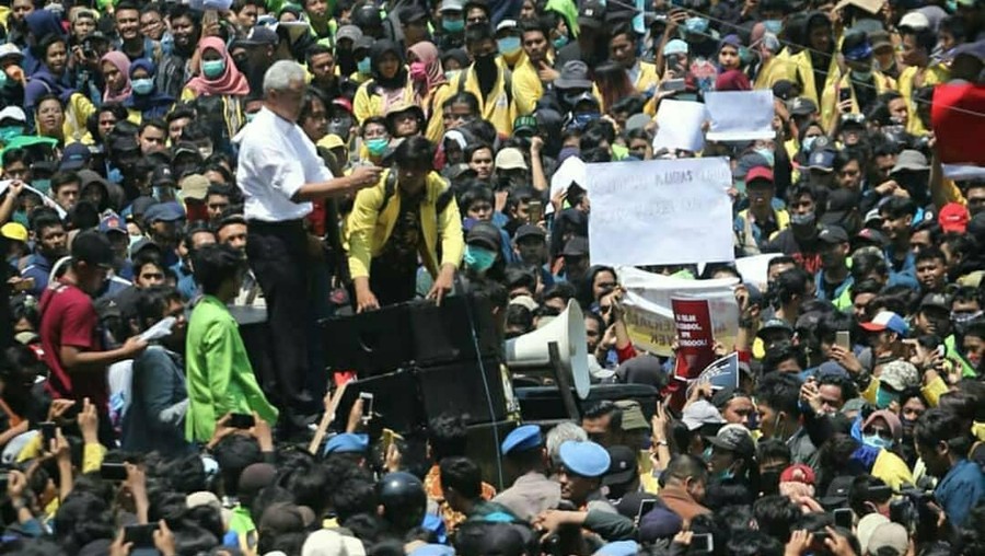 Ganjar Pranowo langsung menemui ratusan mahasiswa yang berdemo di gedung DPRD jawa Tengah.