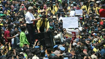 img-title Nyanyian Gubernur Jateng Damaikan Aksi Mahasiswa Demo RUU KUHP