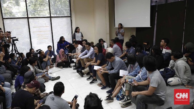 Mahasiswa mengklaim mendapat perlakuan intimidatif saat hendak berunjuk rasa di depan gedung DPR, Selasa (24/9). Mereka mengklaim diadang sebelum masuk Jakarta.