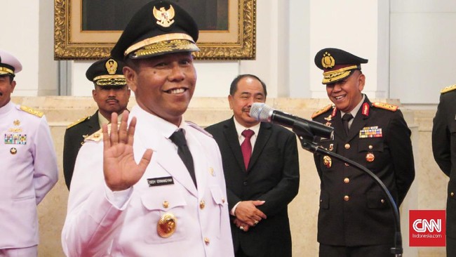 Jokowi melantik Dedy Ermansyah sebagai wakil gubernur Bengkulu sisa masa jabatan 2016-2021, di Istana Negara, Jakarta, Rabu (25/9).