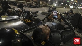 FOTO : Raut Letih, Puing dan yang Tersisa Usai Demo DPR
