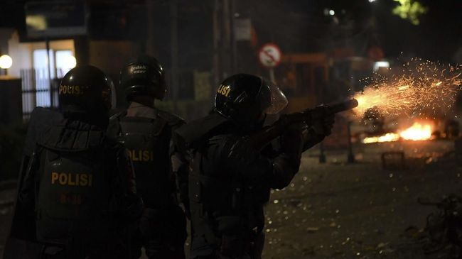 Gas Air Mata Masuk Kampus Atma Jaya, Polisi Sebut Refleks Polisi berdalih aksi penembakan gas air mata ke Unika Atma Jaya Jakarta merupakan refleks anggota karena melihat massa demonstran di sekitar lokasi.
