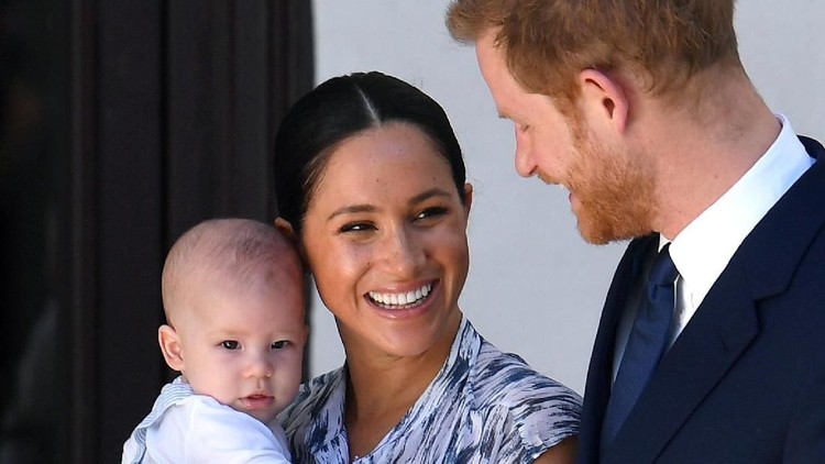Pangeran Harry dan Meghan Markle Bersama Archie Harrison CAPE TOWN, SOUTH AFRICA - SEPTEMBER 25: Prince Harry, Duke of Sussex, Meghan, Duchess of Sussex and their baby son Archie Mountbatten-Windsor meet Archbishop Desmond Tutu and his daughter Thandeka Tutu-Gxashe at the Desmond & Leah Tutu Legacy Foundation during their royal tour of South Africa on September 25, 2019 in Cape Town, South Africa. (Photo by Toby Melville - Pool/Getty Images)