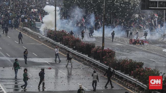 Mahasiswa Pedemo DPR Dioperasi karena Pendarahan di Kepala RS Pelni mengatakan mahasiswa Universitas Al Azhar yang ikut berunjuk rasa di DPR, Faisal Amir (21) dibawa ke rumah sakit dalam kondisi tak sadar.