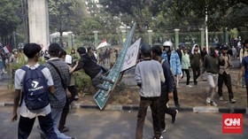 Polisi Geledah Pelajar dan Paksa Jalan Jongkok di Polda Metro