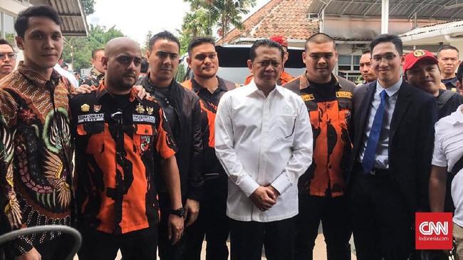 Mahasiswa Universitas Al Azhar Faisal Amir dioperasi karena pendarahan di kepala dan bahunya patah saat ikut demo di DPR.