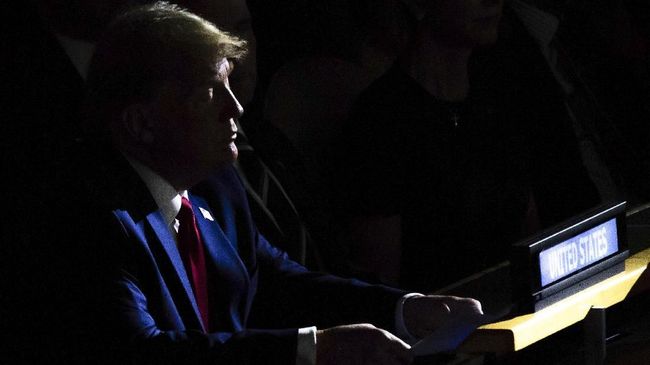 Sikap Trump dan Lonjakan Virus Corona di AS Cara pemerintah dan sikap penduduk AS menghadapi wabah virus corona berdampak terhadap lonjakan kasus.