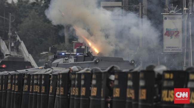 Polisi menyebut 254 mahasiswa dirawat jalan dan 11 mahasiswa lainnya dirawat inap akibat aksi unjuk rasa yang berujung ricuh di sekitar Gedung DPR kemarin.