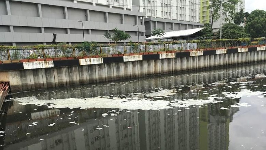 Kali Item Kembali Bau, Warga Sekitar Terganggu Kali Item kembali menjadi bau dan membuat warga sekitar terganggu.