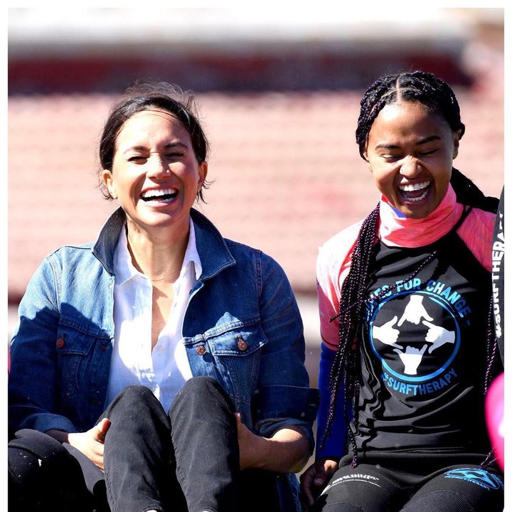 <p>Tampil kasual dengan jaket jeans dan celana hitam, wanita 38 tahun ini selalu mengumbar senyum. (Foto: Instagram @sussexroyal)</p>