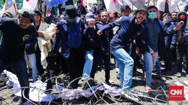 Ribuan mahasiswa Surabaya menerobos kawat berduri di depan Gedung DPRD Jawa Timur, Surabaya, Rabu (25/9), untuk menyampaikan tuntutan ke anggota dewan.