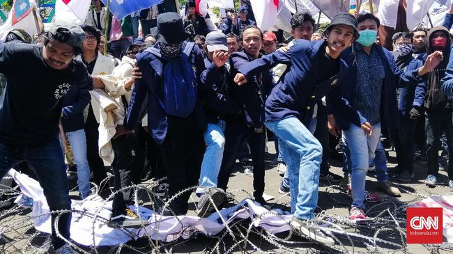 Mahasiswa Surabaya Terobos Kawat Berduri di depan DPRD Jatim Ribuan mahasiswa Surabaya menerobos kawat berduri di depan Gedung DPRD Jawa Timur, Surabaya, Rabu (25/9), untuk menyampaikan tuntutan ke anggota dewan.