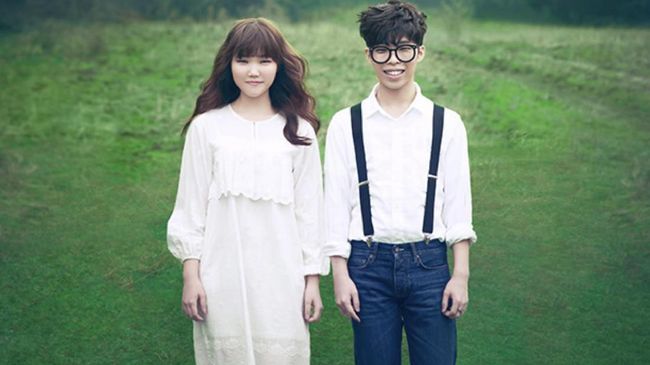 Duo kakak-beradik Lee Chan-hyuk dan Lee Su-hyun yang tergabung dalam Akdong Musician merilis video musik terbaru dengan banyak warna biru dan kesedihan.