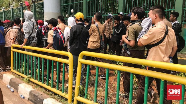 Seorang pelajar mengaku tahu informasi pelajar akan menggelar aksi dari grup Whatsapp. Polisi kemudian meminta para pelajar tersebut untuk meninggalkan DPR.
