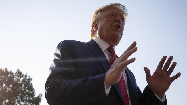 Donald Trump dituding ingin mengintervensi pemilihan umum 2020 menggunakan bantuan negara asing, termasuk dengan menelepon Presiden Ukraina, Volodymyr Zelensky.