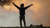 FOTO: Bentrokan Masih Berlangsung di Palmerah Palmerah adalah salah satu titik bentrok demonstran, tak hanya mahasiswa bentrokan ini juga melibatkan warga dan pelajar.
