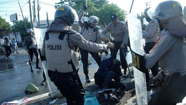 Polri soal Jurnalis Dianiaya Brimob: Makanya Cari Posisi Aman