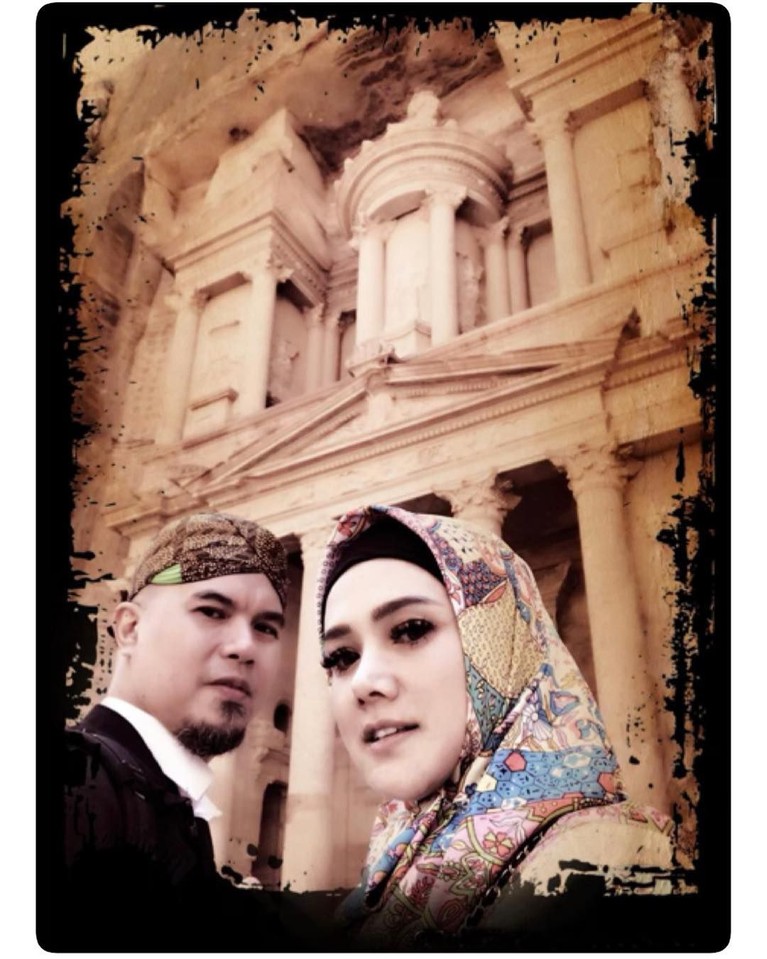 Isu Cerai, Ini Potret Kebersamaan Mulan Jameela dan Ahmad Dhani Mulan Jameela dan Ahmad Dhani dikabarkan akan bercerai, kabar itu berembus belakagan ini. Kabar ini terasa mengejutkan.