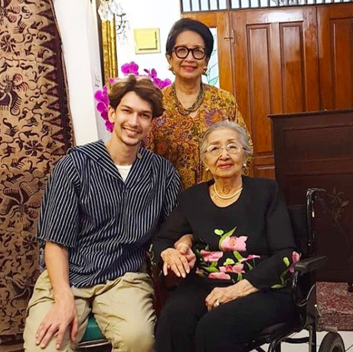 <div>Nenek, ibu, dan cucu yang senantiasa kompak. (Foto: Instagram/ @dimasbeck)</div><div> </div>