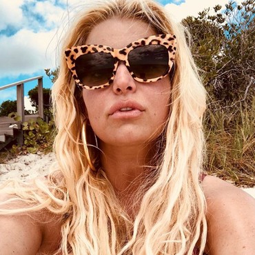 Jijik Banget! Jessica Simpson Pamer Foto Lagi Pipis di Rumput